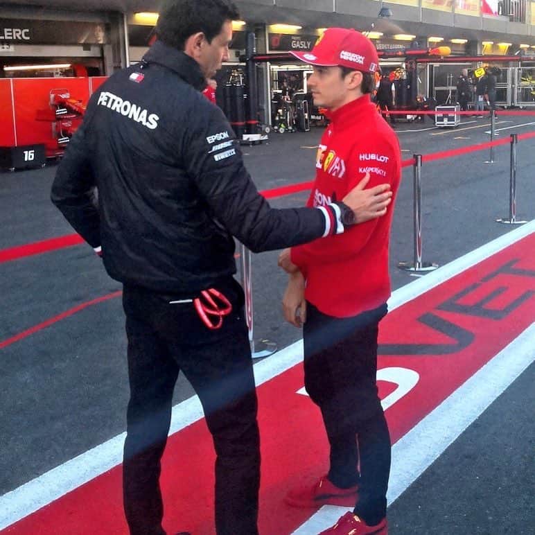 F1さんのインスタグラム写真 - (F1Instagram)「Nice touch Toto 👍 . 📸 via Albert Fabrega on Twitter . #F1 #Formula1 #Mercedes #Ferrari #AzerbaijanGP」4月28日 4時04分 - f1