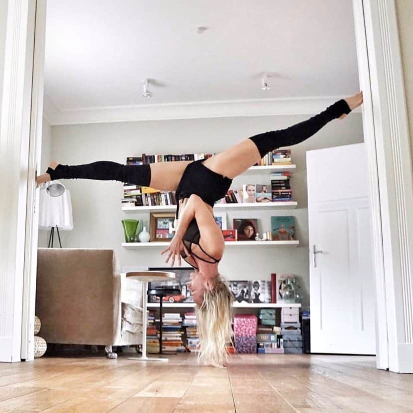 ALO Yogaさんのインスタグラム写真 - (ALO YogaInstagram)「Ever wonder how to do the HAIRSTAND?! Swipe right ➡️➡️➡️ for @ania_75’s tutorial on how to get into this magical pose! ✨💕 #aloyoga #yoga  Have you tried it out yet?! Comment below! 🙏」4月28日 4時08分 - aloyoga