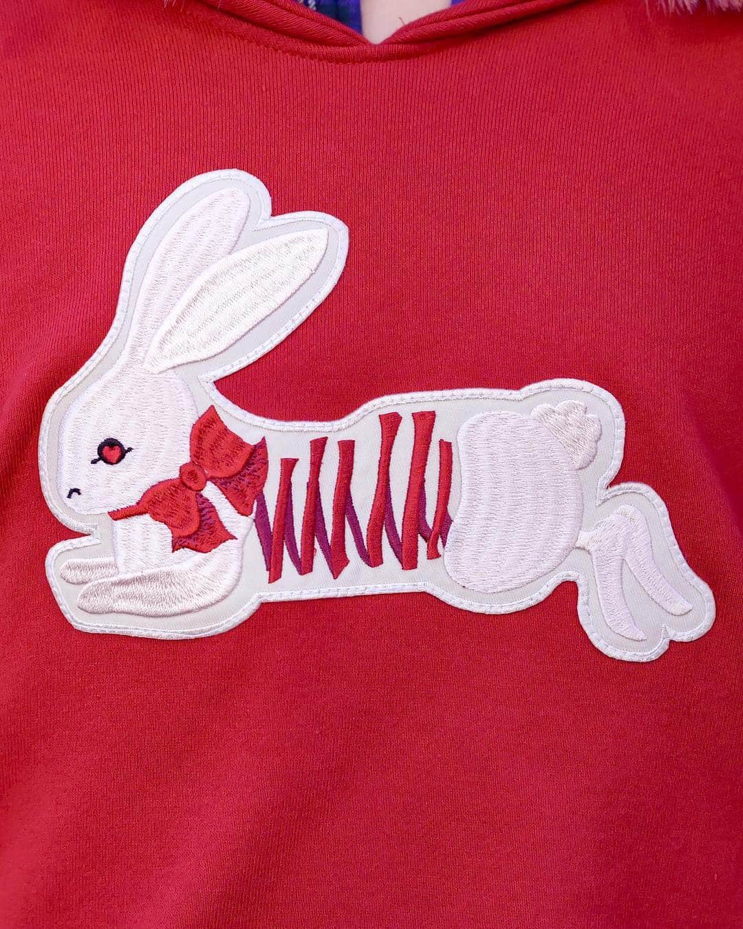 Harajuku Japanさんのインスタグラム写真 - (Harajuku JapanInstagram)「19-year-old Mami (@0.085g) on the street in Harajuku wearing a kawaii embroidered "Ribbon Rabbit" sweatshirt by the Japanese fashion brand @HEIHEI_Official, a HEIHEI beret, HEIHEI plaid skirt, HEIHEI artwork tote bag, and Tokyo Bopper platform shoes with bows.」4月28日 4時19分 - tokyofashion