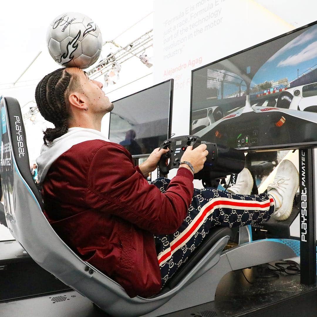 ショーン・ガルニエさんのインスタグラム写真 - (ショーン・ガルニエInstagram)「🔥🔥CRAZY DAY 🔥🔥 At @fiaformulae #PARISEPRIX 🔸 Which photo do you like the most ? 1️⃣. Playing around this Porsche ? 2️⃣. Playing virtual game while balancing the ball on my head  3️⃣. Chilling watch the EPRIX 4️⃣. Doing some trickshot 🔸 For those who follow @fiaformulae do you want Porsche to be next year on board ? 🔸 🇫🇷 Journée de malade au #PARISEPRIX invité par @fiaformulae. Dis moi quel photo tu as préféré ? 🏎 @fiaformulae ⚽️ @urbanball 📸 @hakim.am  #SEANGARNIER #urbanballer #pariseprix #formulae #cars #paris」4月28日 4時14分 - seanfreestyle