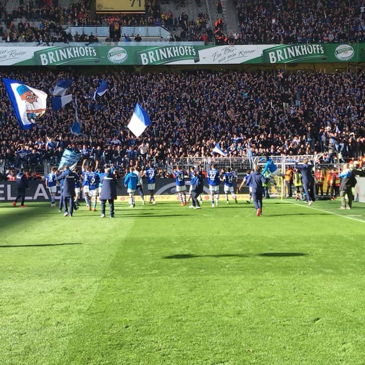 ゲーラルド・アサモアのインスタグラム：「#DERBYSIEGER!!!! 🔵⚪️💪🏿💪🏿 @s04 #Derby #S04 #Schalke」