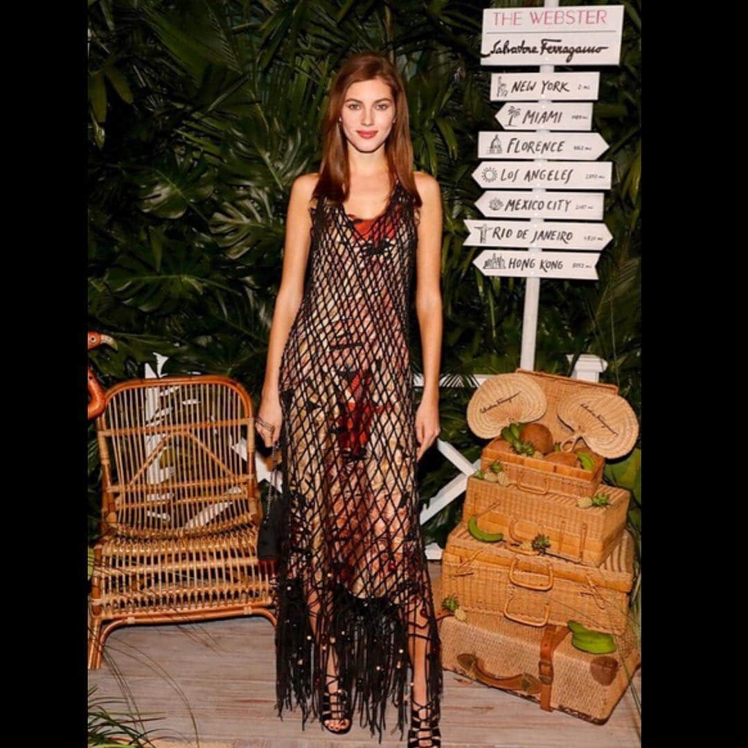 ヴァレリー・カウフマンのインスタグラム：「Welcome to the jungle 🌴🐒 @ferragamo  X @thewebster ✨」