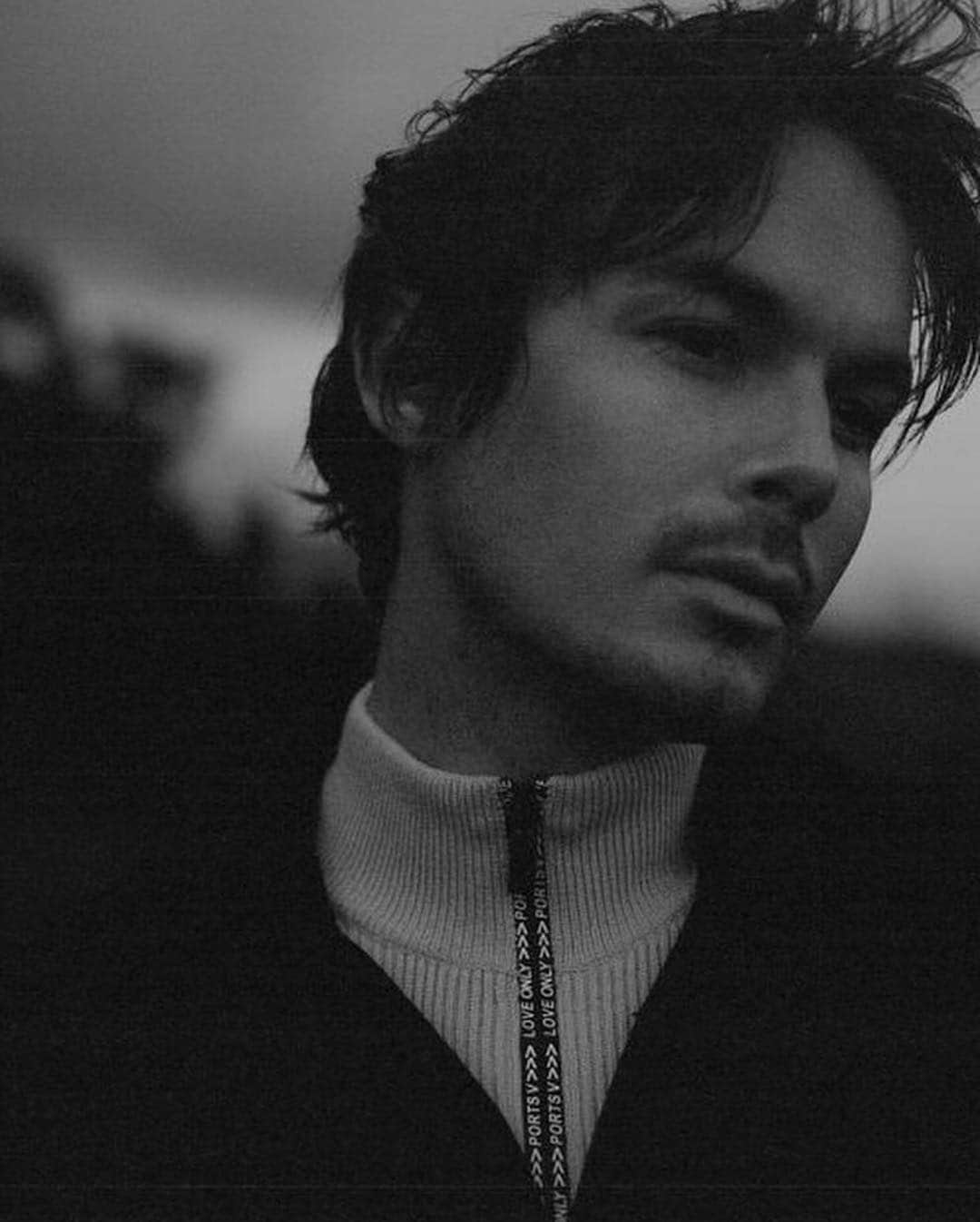 タイラー・ブラックバーンのインスタグラム：「@schonmagazine 🥀」