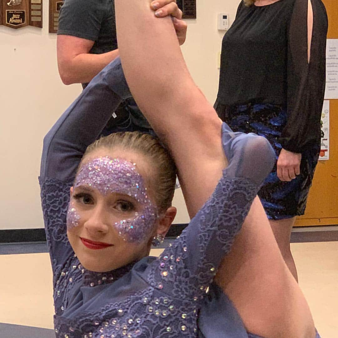 アビー・リー・ミラーさんのインスタグラム写真 - (アビー・リー・ミラーInstagram)「#dancemoms #season8 Episode 11 Let’s see who shows their True Colors today??? #ALDC #aldcla #abbyleemiller #aldcalways」4月28日 4時31分 - therealabbylee