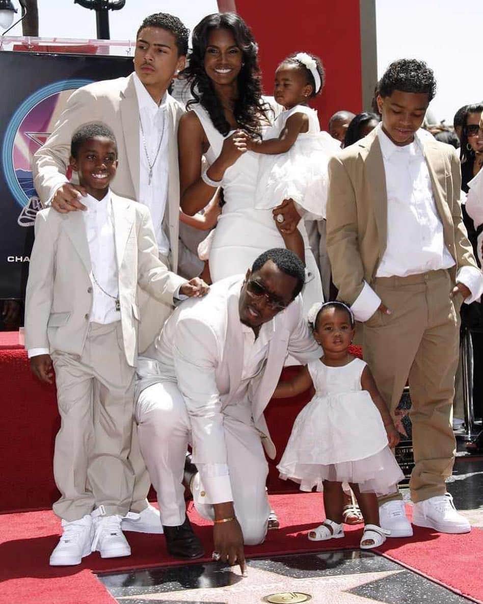 E! Onlineさんのインスタグラム写真 - (E! OnlineInstagram)「Kim Porter was only given vitamins and salt water to cure the pneumonia that killed her at 47. Days before her death, she made one final request to Diddy: "Take care of my babies." Diddy is recalling the tragic moment that would change his family's life forever at the link in our bio. (📷: Getty Images)」4月28日 4時32分 - enews