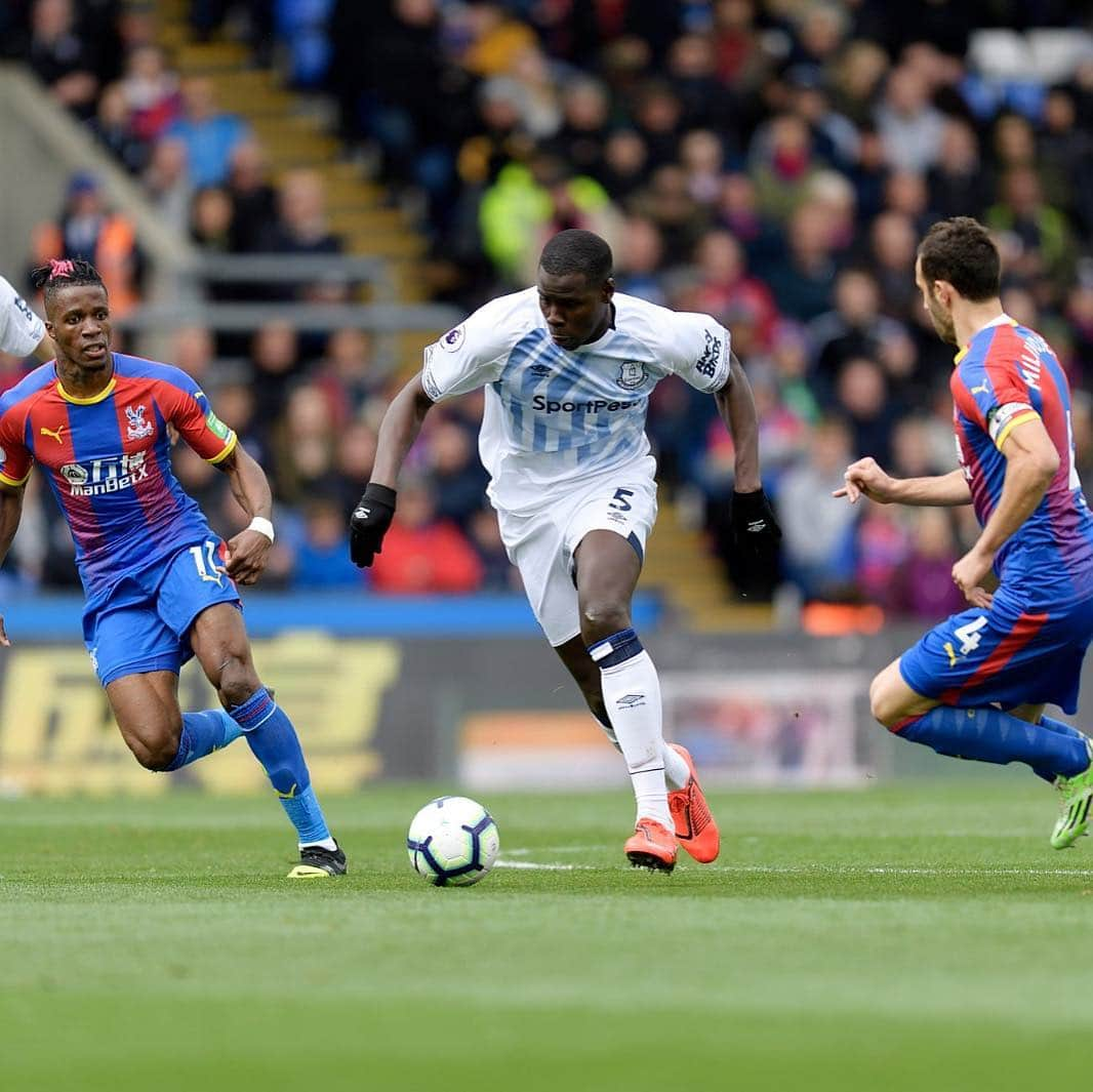 クル・ズマさんのインスタグラム写真 - (クル・ズマInstagram)「Unlucky not to get the 3 points but a good performance from the boys today 🙌🏿 clean sheet again ✅ fans again 👌🏿✅ @everton #lazoumance」4月28日 4時41分 - kurtzouma