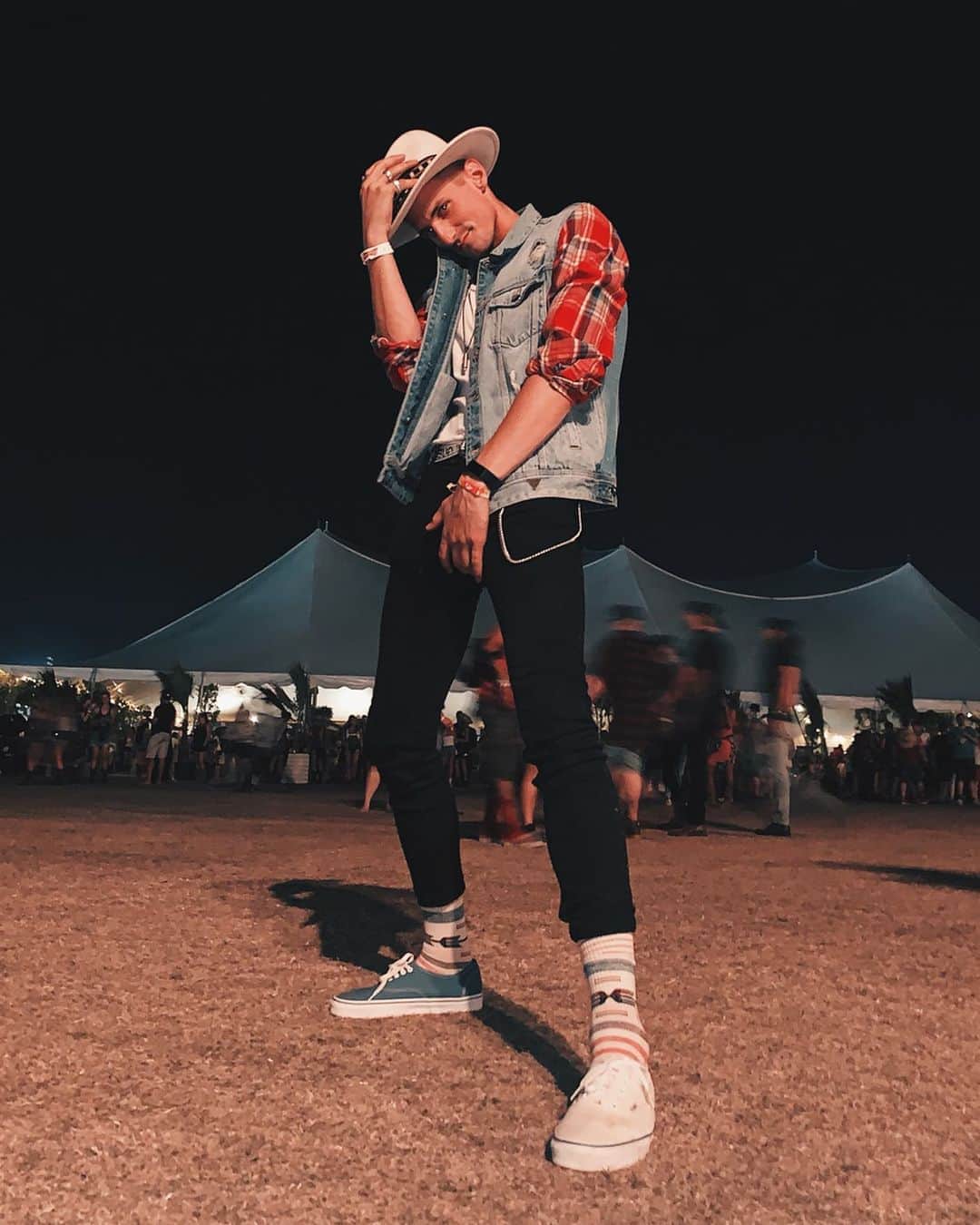 Mark Dohnerのインスタグラム：「COUNTRY GIRL SHAKE IT FOR ME! 🤠 i wish you would look at me the way he looks at her —> SWIPE OVER ♥️ gimme a YEEHAW in the comments!」