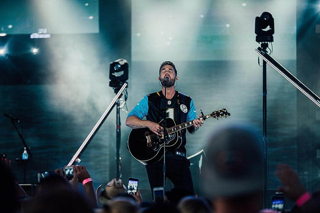 ブルット・ヤングさんのインスタグラム写真 - (ブルット・ヤングInstagram)「F L O R I D A // 📸 @notbychase」4月28日 4時57分 - brettyoungmusic