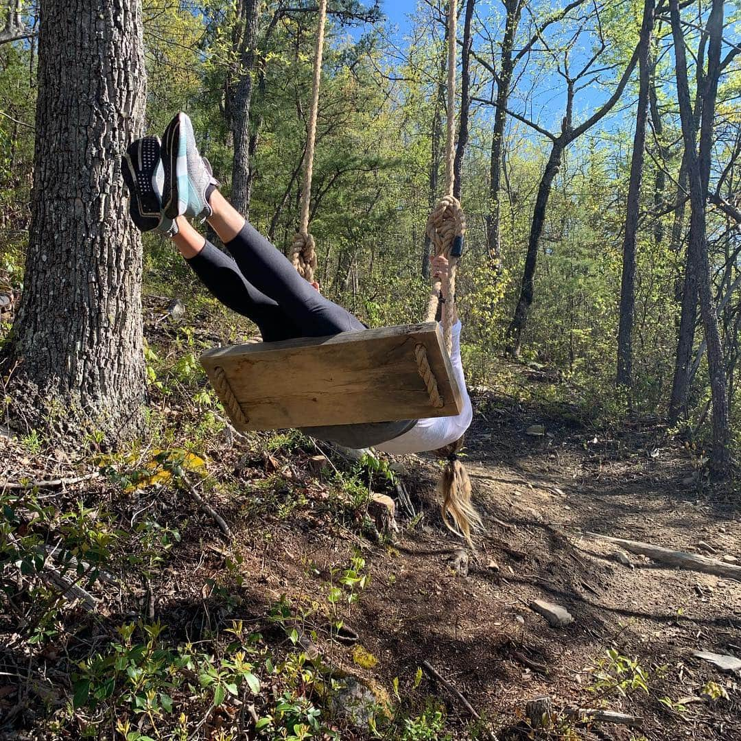 グウィネス・パルトローさんのインスタグラム写真 - (グウィネス・パルトローInstagram)「Having the most magical time at @blackberry.mountain one of the nicest properties I have ever been to in my life. Incredible food, wellness programming and a secret swing in the middle of the woods. Thank you @marycelestebf for creating something so other level. We can’t wait to come back! And thank you @netjets for the ride!」4月28日 4時58分 - gwynethpaltrow