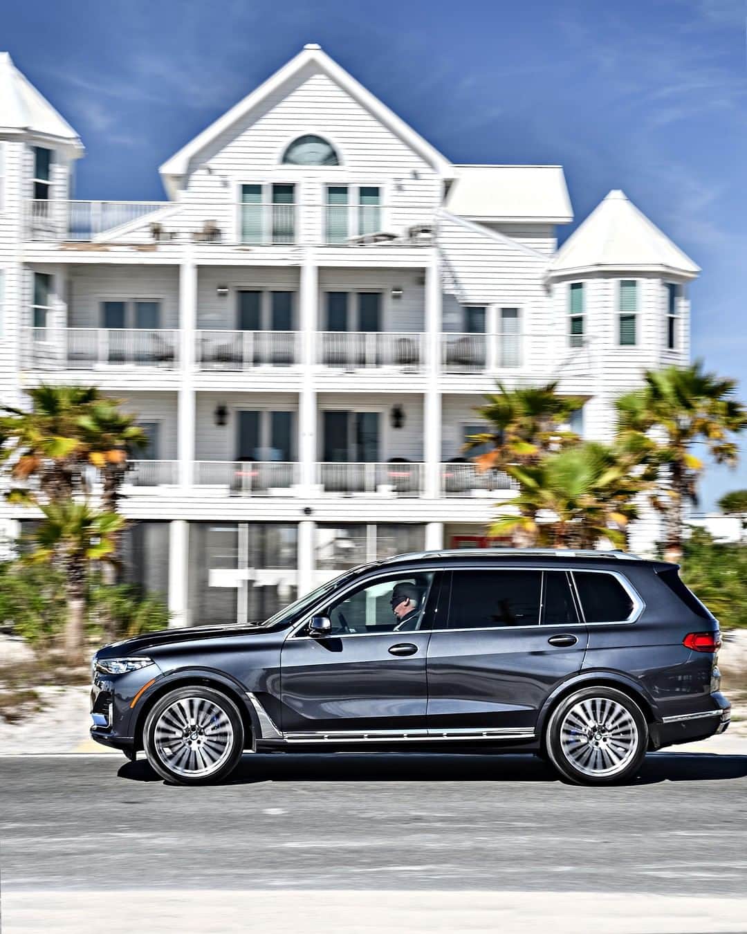 BMWのインスタグラム：「High standards of prestige. THE X7. #THEX7 #BMW #X7」