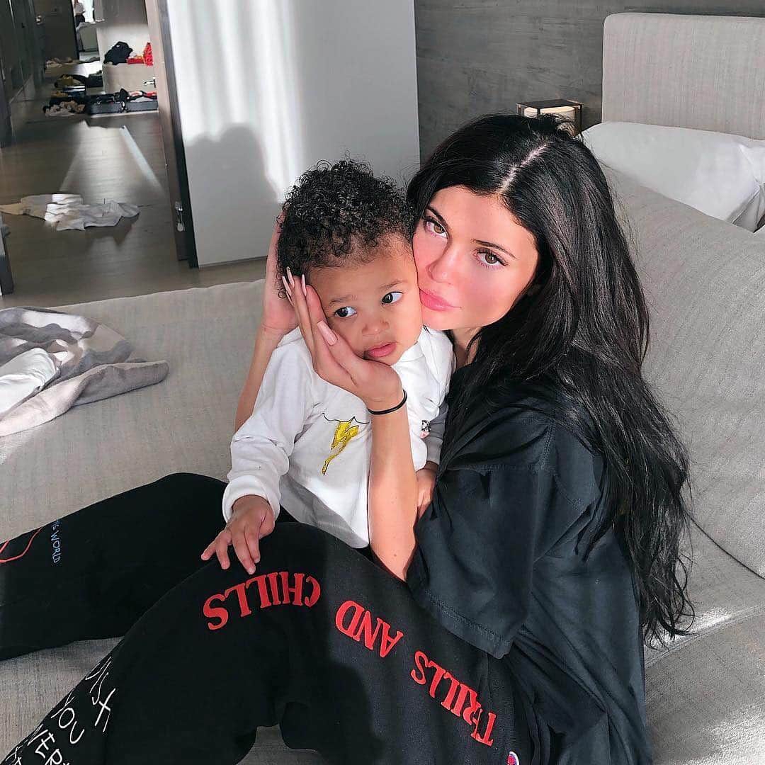 E! Onlineさんのインスタグラム写真 - (E! OnlineInstagram)「Kylie Jenner and Stormi are putting their love for Travis Scott on display...literally. Link in bio to see the huge billboard they gifted to Travis for his birthday. (📷: @kyliejenner)」4月28日 5時01分 - enews
