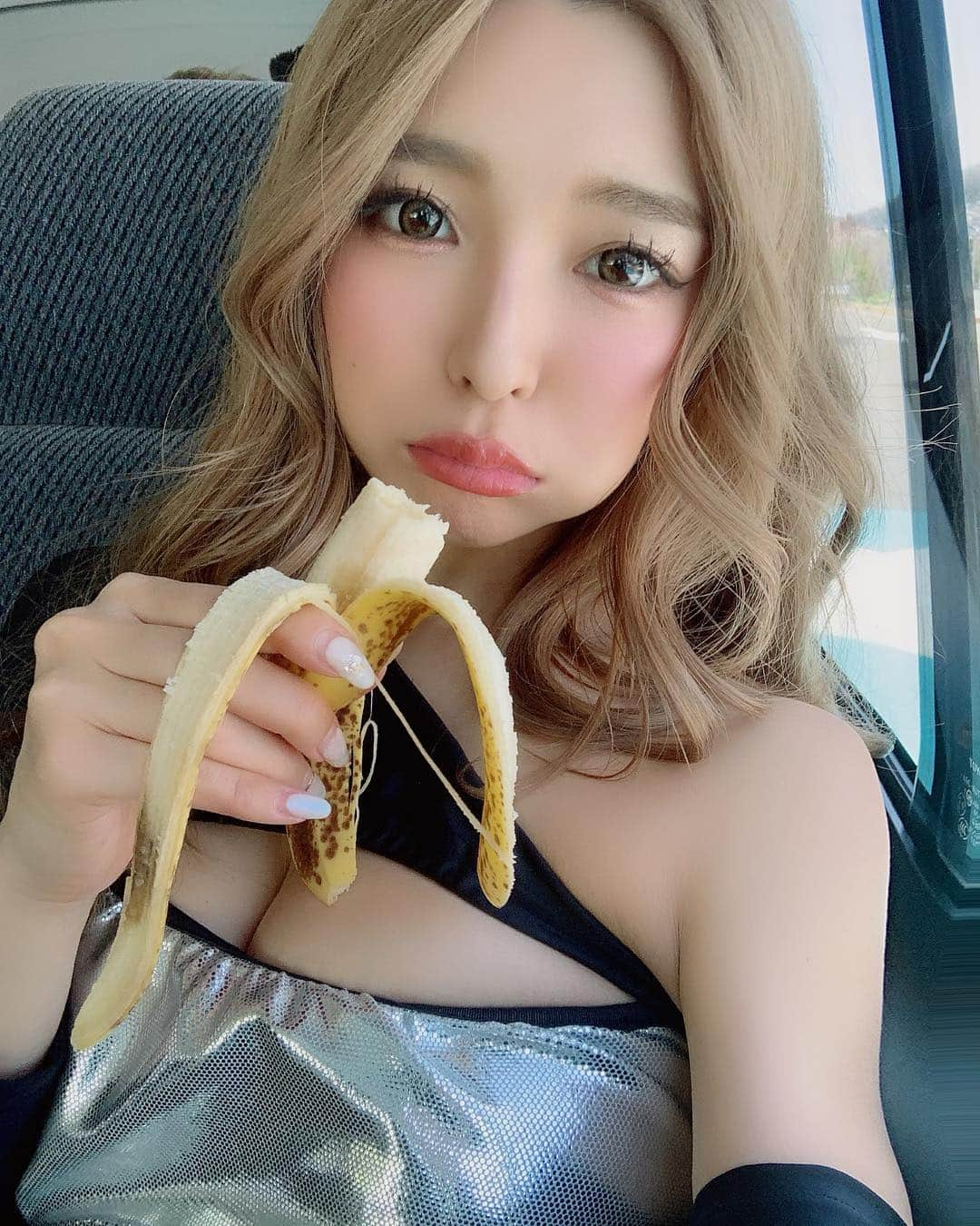 Hitomiさんのインスタグラム写真 - (HitomiInstagram)「今日の朝ごはんバナナ🍌 . 朝ご飯はフルーツがいいらしい！！！ フルーツって糖質だけど フルーツの糖は体の中で変わって 栄養になるんだって☺️ でも何かと一緒に食べると 消化が悪くなるのでフルーツのみで 食べるのがいいみたい✨✨ これ始めてからかなり体質的に変わってきた‼️ これは @jun_esune に教えてもらいました😊 トレーニングだけではなく 体質改善の体の知識を教えてくれるから 自分でも出来るし、助かる✨✨ . だから家からバナナ一房持ってきた笑 朝からバナナ3本も食べちゃったよ💓😊 さて、間も無くです☺️がんばるぞー！！！ . #レースクイーン #auditeammars #phenomen #surluster #rs3lms #braillebattery #okajima #pfc #fuchs #montgneracing #triplek #marsracingfactory #cyberjapan #cyberjapandancers #サイバージャパン #audi #車 #car」4月28日 10時44分 - hitomi_01270