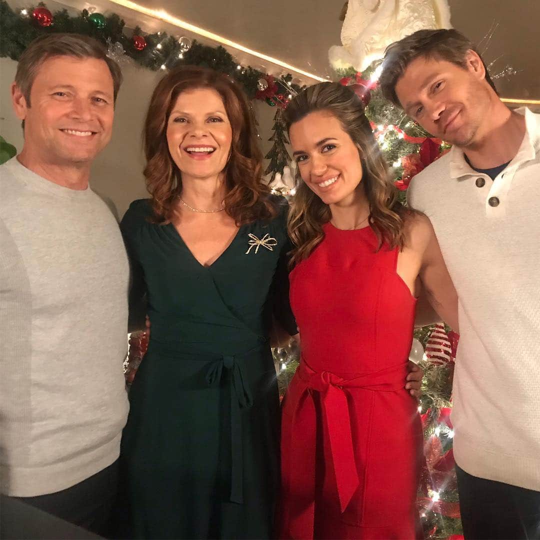 トーレイ・デヴィートのインスタグラム：「Having no fun at all with these people. #Christmasinspring」