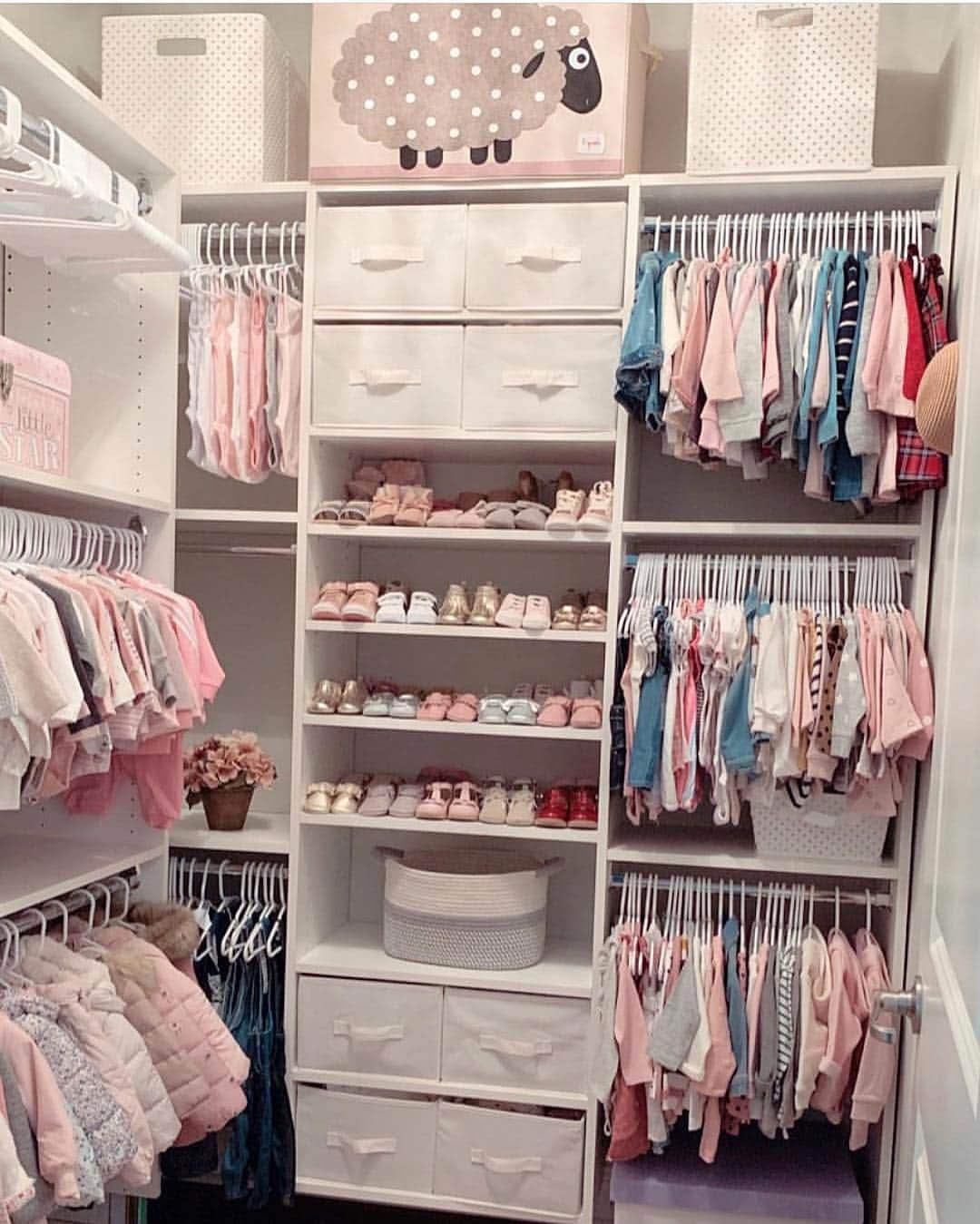 さんのインスタグラム写真 - (Instagram)「Even babies need fabulous looking closets! @josy.castro1」4月28日 10時37分 - inspire_me_home_decor