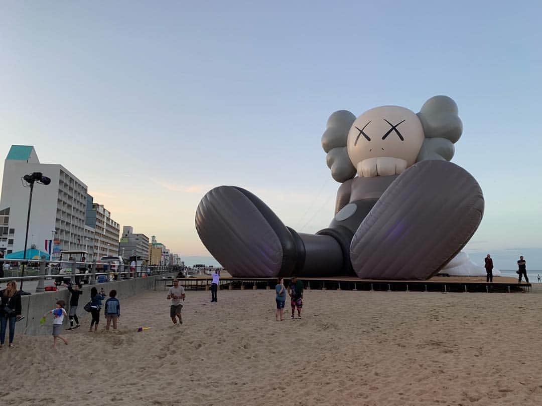 KAWSONEさんのインスタグラム写真 - (KAWSONEInstagram)「It’s nice having a clear view of the main stage... #KAWS #HOLIDAY at @somethinginthewater #SITW  @arr.allrightsreserved」4月28日 10時40分 - kaws