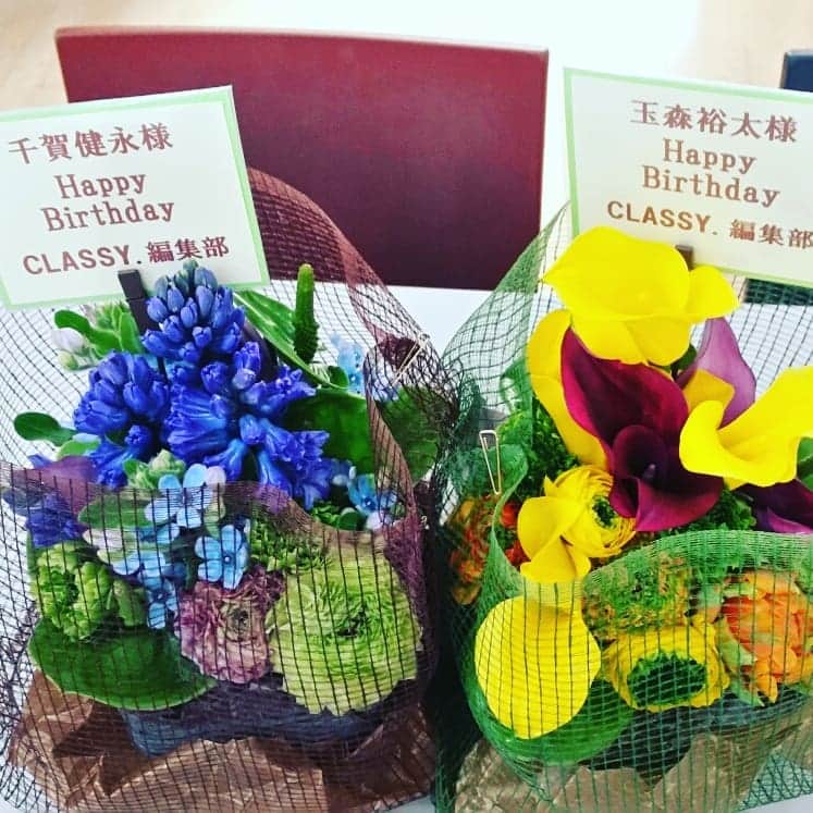 CLASSY公式さんのインスタグラム写真 - (CLASSY公式Instagram)「６月号のkis-My-Ft2特集、取材日は玉森さん、千賀さんのお誕生日近くだったので、編集部でお花をご用意させて頂きました。 玉森さん「おお～、うれしい～✴お花大好きなんだよね、家でもいつも飾ってるの」千賀さん「青い花ってなかなかないんだよね～！」 取材こぼれ話part２はこちら✨↓ 藤ヶ谷さん➡放送中の主演ドラマ「ミラー・ツインズ」について「物凄く気が張ってますね、いい意味での気疲れがある。犯人役もやってみたかったし、自分でも台本を読んでいてマジかっ！て驚いたり。20代はキュンキュンさせる作品が多かったけど、１つ大人のステップを上がったのかな」。主演ミュージカル「ドン・ジュアン」も発表、目が離せません💝！ 玉森さん➡おしゃれ好きで知られる玉森さん。当日の撮影が終わり着替えた私服も超絶おしゃれ✨すると「ギャ〰〰！！」と玉森さんの叫び声が…。ケータリングのサンドイッチの中身がお洋服に…。「あ〰、落ちるわ〰」と言いながら丁寧に汚れを拭き取り、再びモグモグ。何をしても可愛いと言われる玉森さん、まさに叫んでも食べこぼしても可愛さ200点💮！ 二階堂さん➡「自分をカッコいいと思うのはどんな時？」というやや無茶ぶりな質問に「…すごい質問ですね…」とやや引き気味だった二階堂さん。バラエティでのおちゃめなイメージも強いですが、カメラの前に立った時のカッコよさは抜群！どのカットも表情、ポーズともに最高に決まってました✨!！ 詳しいインタビューの内容はぜひ誌面でご覧ください！  #classymagazine #kismyft2 #キスマイ #藤ヶ谷太輔 #玉森裕太 #二階堂高嗣」4月28日 10時40分 - classy_mag_insta