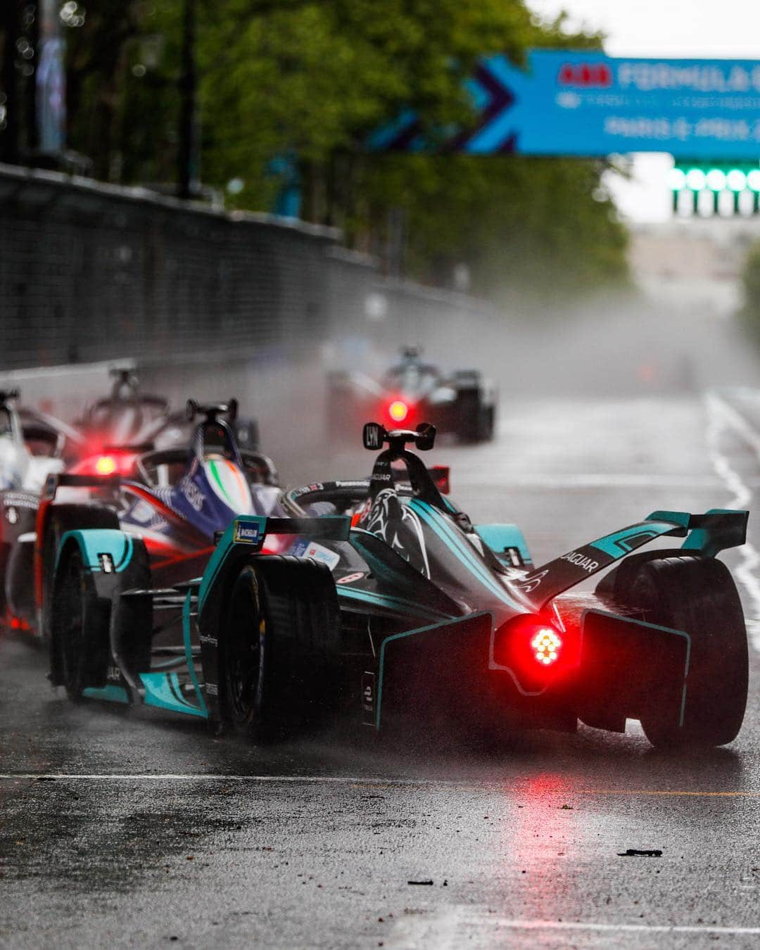 Jaguarさんのインスタグラム写真 - (JaguarInstagram)「The @FIAFormulaE #ParisEPrix was plagued by changeable weather and challenging driving conditions, however Panasonic @JaguarRacing pushed on in the French capital with @MitchEvans_ finishing in P16, while  unfortunately an incident at turn 14 forced @AlexLynnRacing to retire. #JaguarElectrifies #ABBFormulaE #IPACE #eTROPHY #Paris #France #ElectricCars #CarsofInstagram #InstaCar」4月28日 5時16分 - jaguar