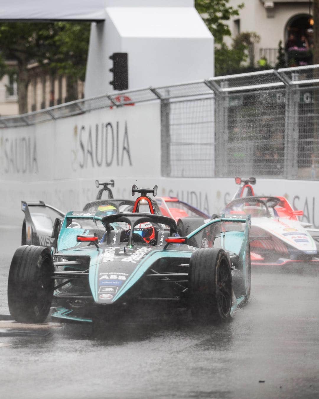 Jaguarさんのインスタグラム写真 - (JaguarInstagram)「The @FIAFormulaE #ParisEPrix was plagued by changeable weather and challenging driving conditions, however Panasonic @JaguarRacing pushed on in the French capital with @MitchEvans_ finishing in P16, while  unfortunately an incident at turn 14 forced @AlexLynnRacing to retire. #JaguarElectrifies #ABBFormulaE #IPACE #eTROPHY #Paris #France #ElectricCars #CarsofInstagram #InstaCar」4月28日 5時16分 - jaguar