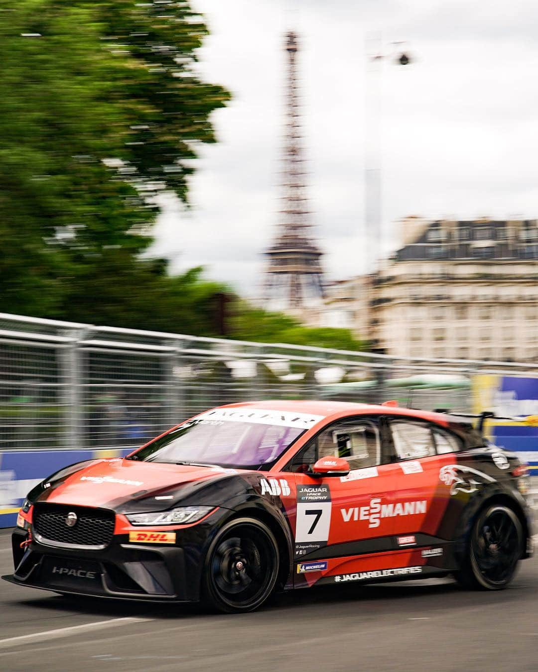 Jaguarさんのインスタグラム写真 - (JaguarInstagram)「The @FIAFormulaE #ParisEPrix was plagued by changeable weather and challenging driving conditions, however Panasonic @JaguarRacing pushed on in the French capital with @MitchEvans_ finishing in P16, while  unfortunately an incident at turn 14 forced @AlexLynnRacing to retire. #JaguarElectrifies #ABBFormulaE #IPACE #eTROPHY #Paris #France #ElectricCars #CarsofInstagram #InstaCar」4月28日 5時16分 - jaguar