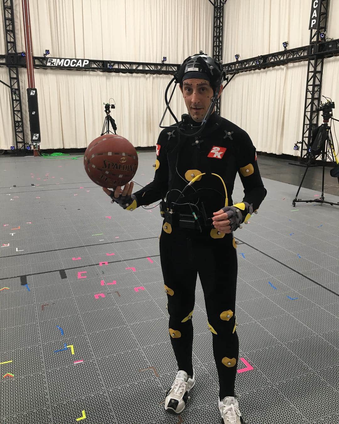アダム・シャピロのインスタグラム：「In cyber world I’m a fantastic basketball player. #NBA2k19」