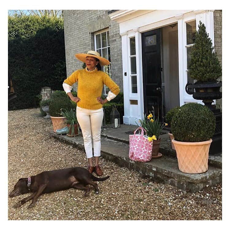 キャベジズ&ローゼズのインスタグラム：「We love how wonderful Paula of @hillhousevintage looks in the Charlotte Aran Sweater in Mustard and had to share 💛 Charlotte is knitted in Scotland and made from a deliciously soft wool and cashmere mix. Perfect for spring weather ☀️Photo courtesy of @hillhousevintage #scottishknits #madeinscotland #aransweater #mellowyellow #yellowsweater #springoutfits #cheerfuldays #springknits #cabbagesandroses #cabbagesandrosesfashion @christina_strutt @cabbagesandroses_shop 👆Link In Bio👆」