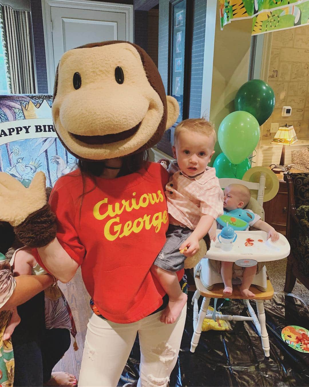 カーリー・パターソンのインスタグラム：「When you’re asked to be “Curious George” at the birthday party because you’re the only one that can fit into the costume, you step up to the challenge😆🐒」