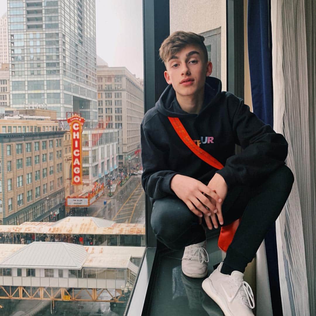 ジョニー・オーランドのインスタグラム：「i’m literally falling with excitement. first show of tour on monday. WHAT」