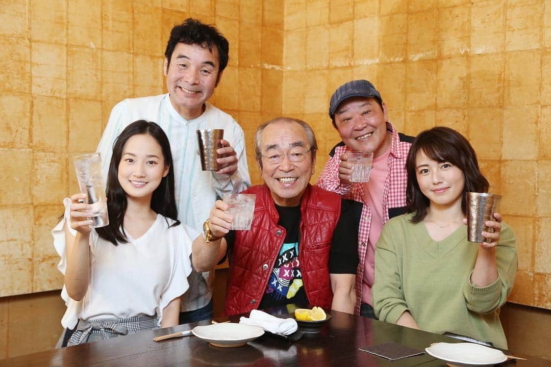 高嶋香帆のインスタグラム：「５月１日（水）発売の「日刊ゲンダイ　令和スタート特別号」に志村魂メンバーの座談会の様子が掲載されています😊✨ . 記念すべき令和一発目の号に出演させて頂き光栄です✨ . 皆さま是非チェックして下さいね😊💓 . 志村魂メンバーは家族のような安心感があり、 食事をしながらの取材はあっという間の楽しい時間でした☺️💓 . 夏の志村魂もお楽しみに！！！」
