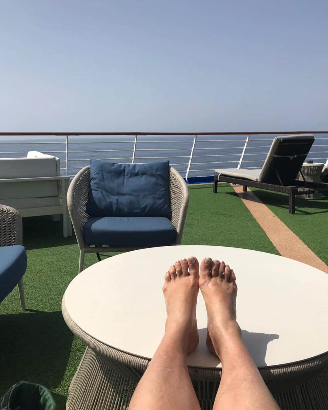 キャシー中島さんのインスタグラム写真 - (キャシー中島Instagram)「*﻿ 明日はドバイにつきます。﻿ 海の上にいるのは今日が最終日。﻿ ちょっとだけリゾート気分です。﻿ ﻿ 一番後ろにあるプールサイドでゴロリ！﻿ いいお天気です。﻿ 日焼けには注意ですね！﻿ 最高に良いお天気！﻿ ﻿ 船旅、良いですよ。﻿ 今回は仕事だったけど、﻿ 来年はプライベートで行くつもり。﻿ もう予約しちゃった！﻿ ゆったりのんびり、クセになりそうです。﻿ ﻿ お部屋の前に風船🎈﻿ アニバーサリーのマークのようです。﻿ 照れちゃうわね❣️﻿ *﻿ #キャシー中島#kathynakajima﻿﻿ #勝野パパ#勝野洋﻿﻿ #夫婦#couple#夫婦旅 ﻿﻿ #JTB#JTBクルーズ﻿﻿ #サンプリンセス#sunprincess ﻿﻿ #クルーズ#船旅 #cruise  #豪華客船 #アラビア海#arabiansea﻿﻿ #海上からお送りしております﻿﻿」4月28日 6時01分 - official_kathynakajima