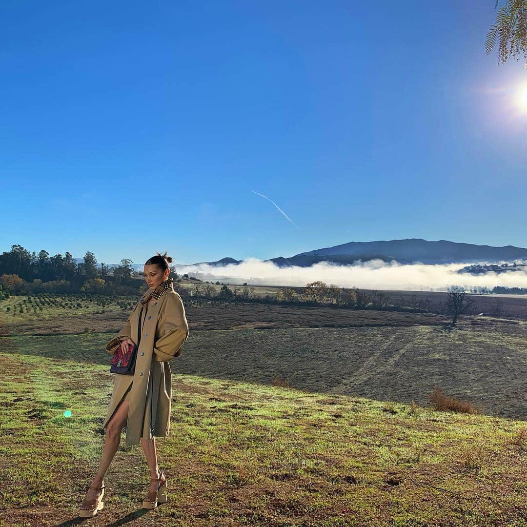 ベラ・ハディッドさんのインスタグラム写真 - (ベラ・ハディッドInstagram)「7 am in Burberry 🖤 For Vogue by Jorden 🖤」4月28日 6時14分 - bellahadid