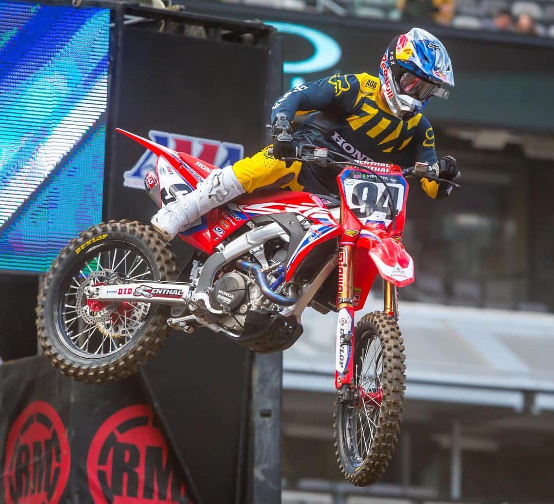 Honda Powersports USさんのインスタグラム写真 - (Honda Powersports USInstagram)「Timed qualifying is complete at MetLife Stadium! ✅  @kenroczen94 was second-fastest with a 52.055’ time, while @coleseely was eight with 52.660’ lap. Both Red Riders will be in 450SX heat 1!  Let’s go racing 🏁‼️🤘🏼 #RideRed #Honda #SupercrossLIVE #DropTheGate」4月28日 6時10分 - honda_powersports_us