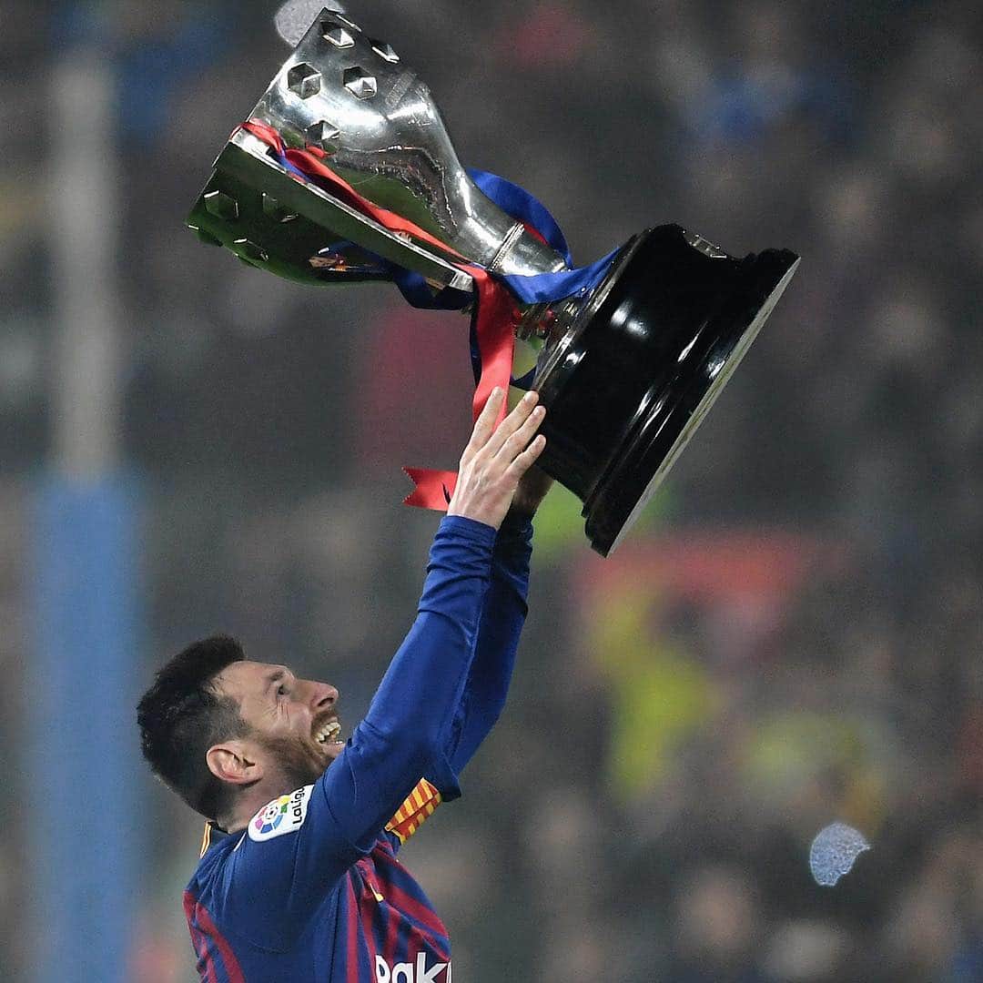 FIFAワールドカップさんのインスタグラム写真 - (FIFAワールドカップInstagram)「¡Felicitaciones! 🇪🇸 @fcbarcelona are @laliga champions for the eighth time in the last 11 years, following their victory over @levanteud at the #CampNou. . 🇦🇷 @leomessi has claimed his 34th trophy and tenth Spanish league title 🔥 . 📸 @davidramosgetty」4月28日 6時10分 - fifaworldcup