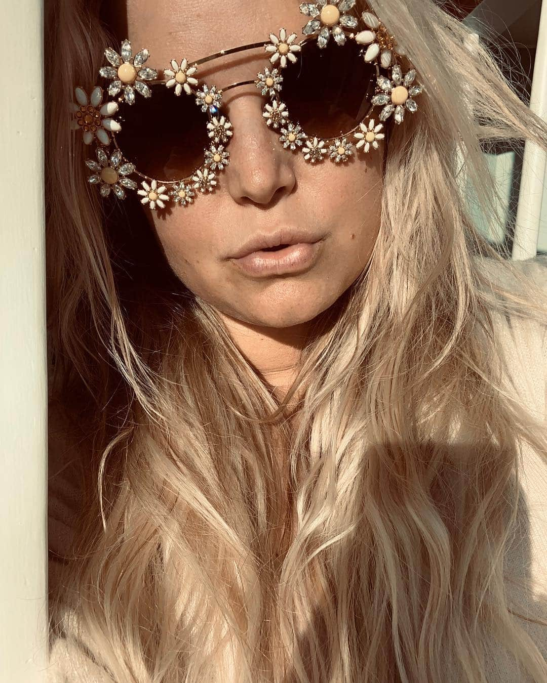 ジェシカ・シンプソンさんのインスタグラム写真 - (ジェシカ・シンプソンInstagram)「Dolce Daisies 🌼」4月28日 6時39分 - jessicasimpson