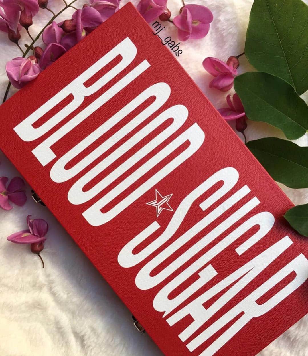 Jeffree Star Cosmeticsさんのインスタグラム写真 - (Jeffree Star CosmeticsInstagram)「IN MY BLOOD 💉💉 Anyone else immediately start singing @shawnmendes?? 🙋🏼‍♀️😂 @mj_gabs captured the beauty of our #BloodSugar palette so well that we are having a sugar craving 🥰🥰 #jeffreestarcosmetics #BloodSugarPalette」4月28日 6時40分 - jeffreestarcosmetics