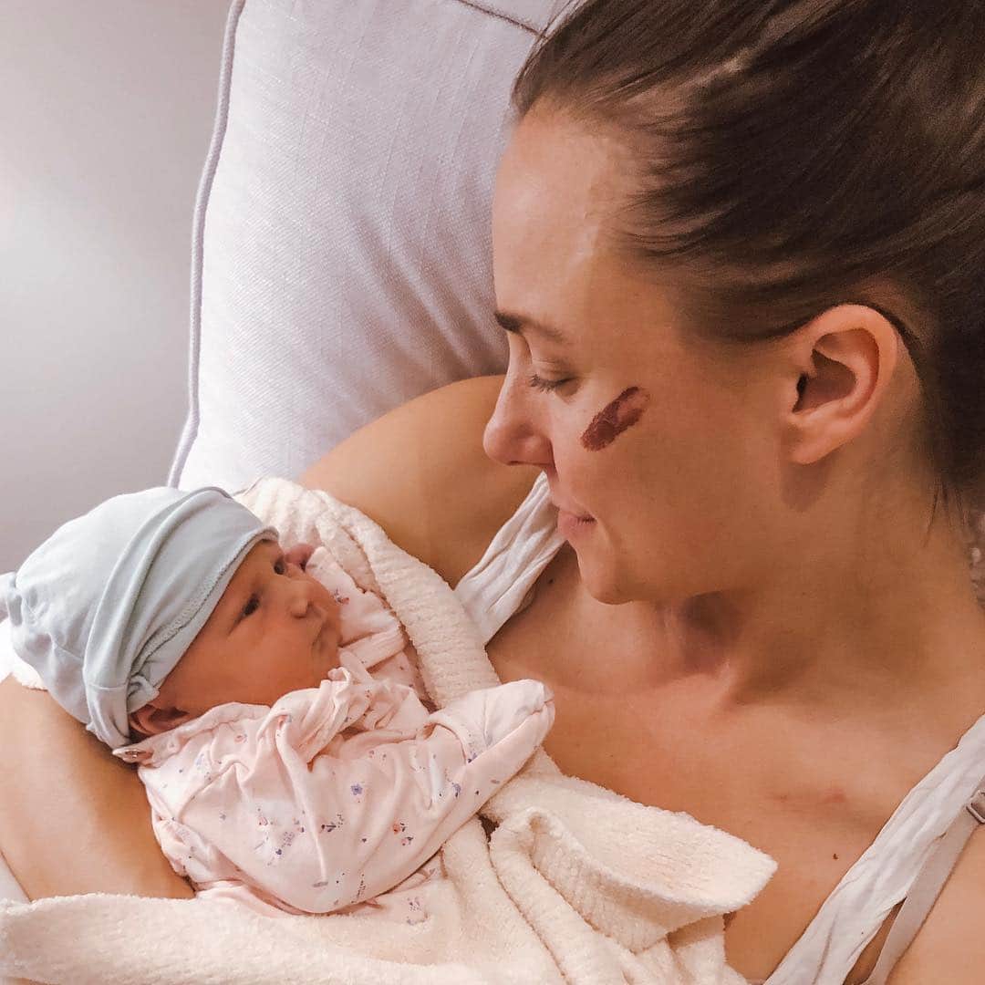 ブリアナ・エヴィガンのインスタグラム：「Put the phone away for a week while doing my experiential teacher training program at @onsiteworkshops and got to come out to this little beauty. Let me tell you how good that felt!!! Birdie rose has the most gentle soul. This week was absolutely magical for me. When you put your phone away it’s not called disconnecting from the world, it’s reconnecting. I have yet to put into words my experience and can’t wait to share. It effected me so greatly I’d love to spread some of that love your way. For starters I’ll say... @vanessaevigan and @milesadcox I love you guys so much. It’s so crazy to watch your worlds collide and to witness unconditional love. I admire greatly the humans you are and the parents you’ve become. Miles thank you for onsite I truly do believe now after my second experience (and that’s not many) that there is no place that is doing what onsite is doing. OUR WORLD NEEDS HELP WITH MENTAL/EMOTIONAL WELLNESS. Please check it out guys.  Thank you for doing what you do, can’t wait for the next experience... more coming soon. See ya later Nashville! 🧝🏼‍♀️🧝🏼‍♀️🧝🏼‍♀️」