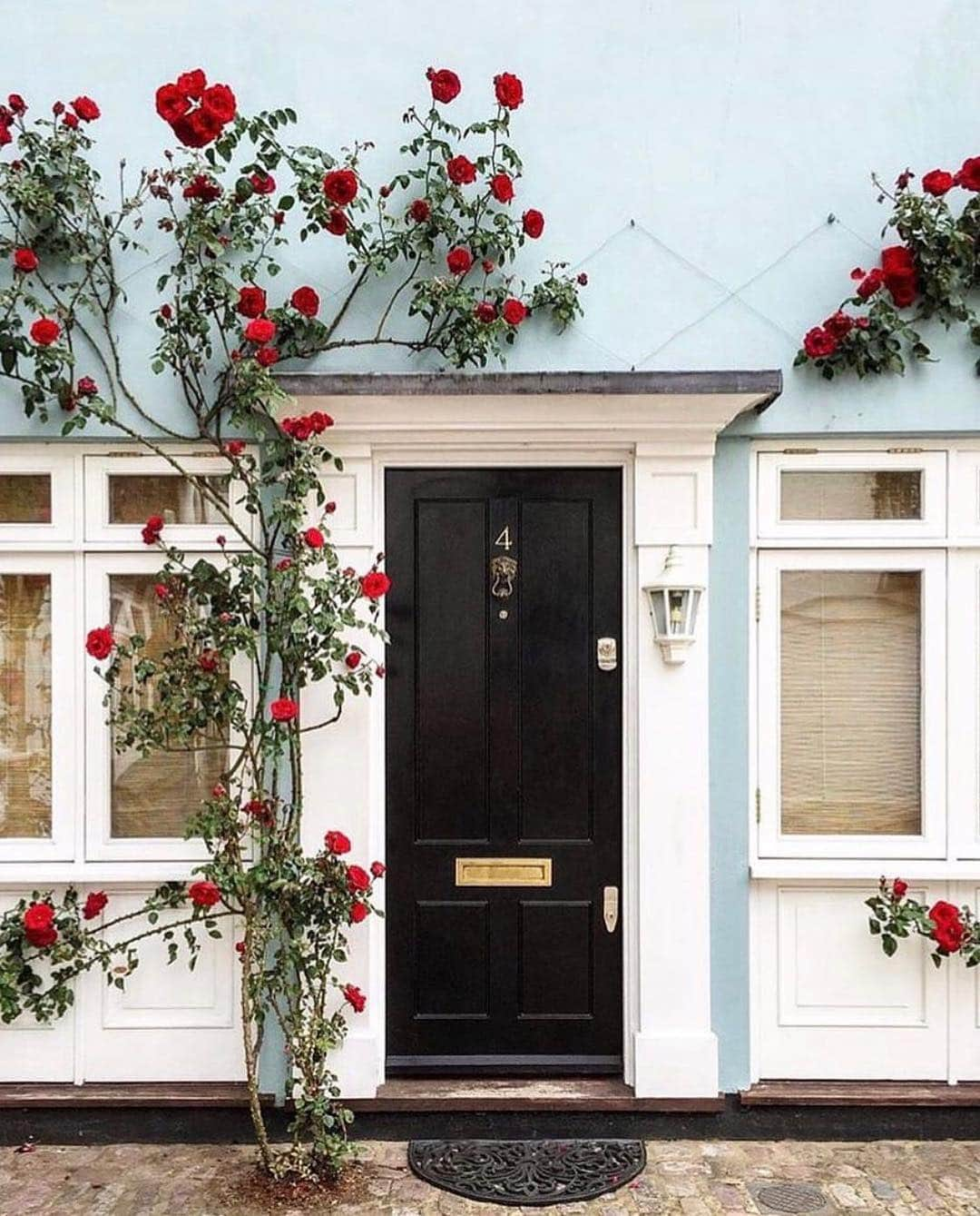 ELLE DECORさんのインスタグラム写真 - (ELLE DECORInstagram)「Front door goals 🌹🌹🌹 #regram 📸: @meanderingmacaron」4月28日 6時46分 - elledecor