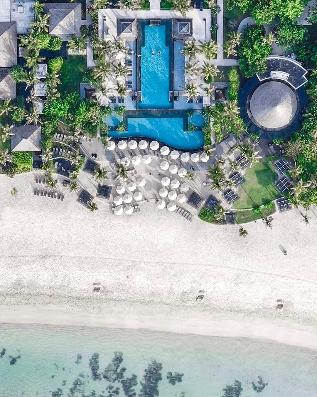リッツ・カールトンさんのインスタグラム写真 - (リッツ・カールトンInstagram)「Find your perfect retreat between ocean waves and poolside palms at The Ritz-Carlton, #Bali. #NusaDua #Indonesia #island #beach #retreat #pool #poolside #palmtrees #swimmingpool #ocean #sunshine #travel #travelgram #Instatravel #traveldiaries via – @lmljoe」4月28日 7時00分 - ritzcarlton