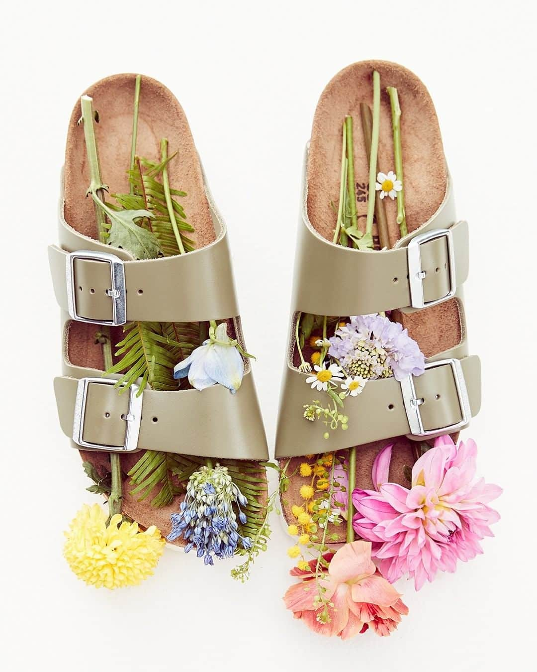 ジェイクルーさんのインスタグラム写真 - (ジェイクルーInstagram)「New Birkenstocks are in...and we love ‘em a whole bunch. 🌸💛 #jcrewalways」4月28日 7時01分 - jcrew