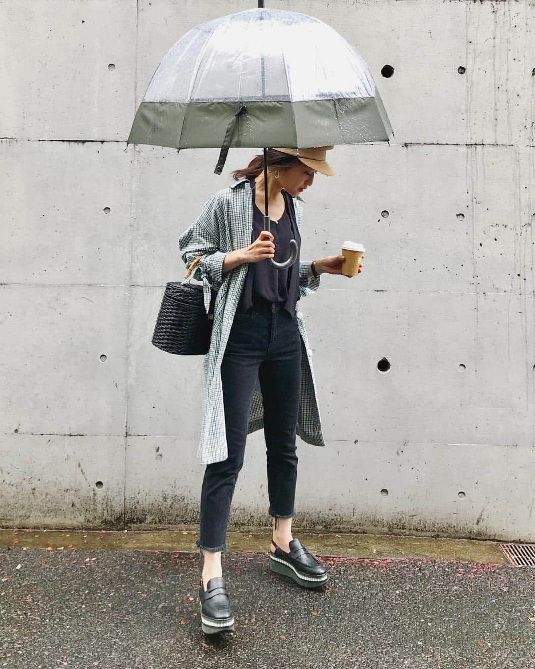 金子麻貴さんのインスタグラム写真 - (金子麻貴Instagram)「この前の雨コーデは気づいたら傘もコートも靴もグリーン系で統一されてた☂️ 湿気でジメっとしてたからサラっと気持ちいい @comptoirdescotonniers_japan のビスコースブラウスがピッタリでした。髪を巻いても決まらないから帽子でごまかしたけど雨の日でもハットじゃなくてキャスケットならかぶりやすい✨ . .  この日は小運動会で初めて体操服で登園。雨で中止だったけど水筒をかけて体操服を着ている姿がグッとお兄ちゃんに見えた。これから遠足や色々なイベントが待っている。季節ごとに行事を楽しんでくれたら嬉しいなーと😌✨ . . #fashion#comptoirdescotonniers#コトニエ#コトニエスタイル#雨コーデ#傘#ママコーデ#コーデ」4月28日 7時01分 - mtmmaki