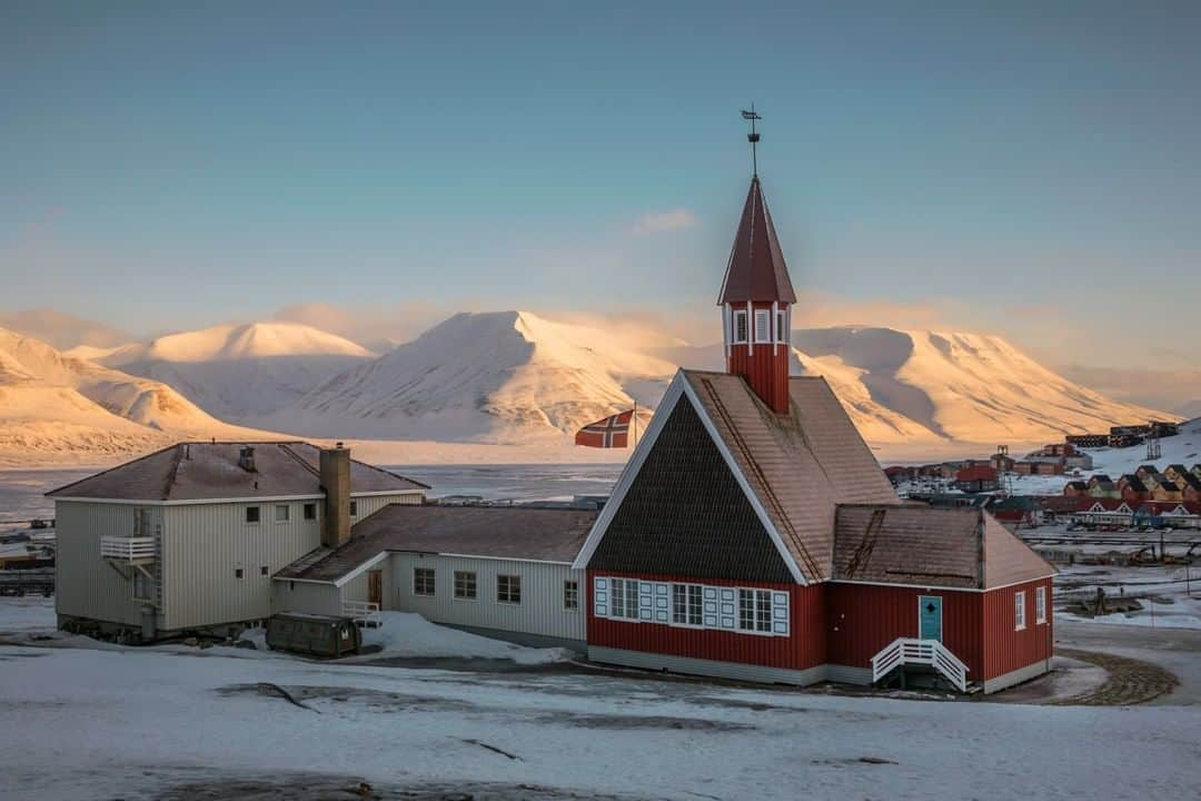 National Geographic Travelさんのインスタグラム写真 - (National Geographic TravelInstagram)「Photo by @paoloverzone | The Svalbard Church located in Longyearbyen, is the world's northernmost church. The first church at Longyearbyen was consecrated on August 28, 1921. During World War II, it was bombed, and the church burned down. In 1956, the foundation stone for the new church was laid down. Every time I was in Svalbard I took the time to visit this nice church. @thephotosociety #arctic #longyearbyen #svalbard  #climatechange  Follow @paoloverzone for more photos and stories」4月28日 7時15分 - natgeotravel