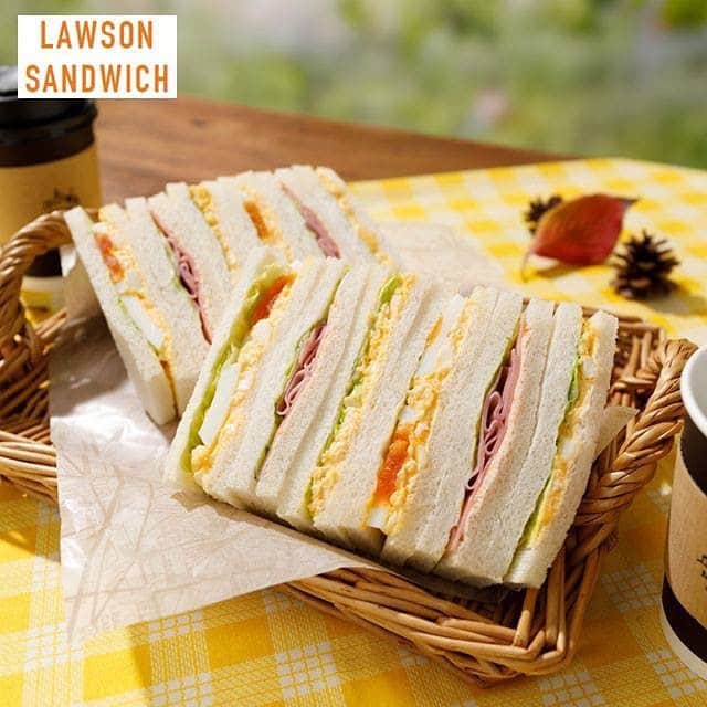 ローソン さんのインスタグラム写真 - (ローソン Instagram)「今なら「ハムとたまごBOX」がたまごとレタス増量で発売中です♪外の行楽にもぴったりのBOXタイプのサンドイッチです(^^) #ローソン  #LAWSON #サンドイッチ #ミックスサンド #野菜ミックスサンド #朝食 #ランチ #sandwich #breakfast #lunch #japanesefood #instagood #foodstagram #foodpics」4月28日 7時07分 - akiko_lawson