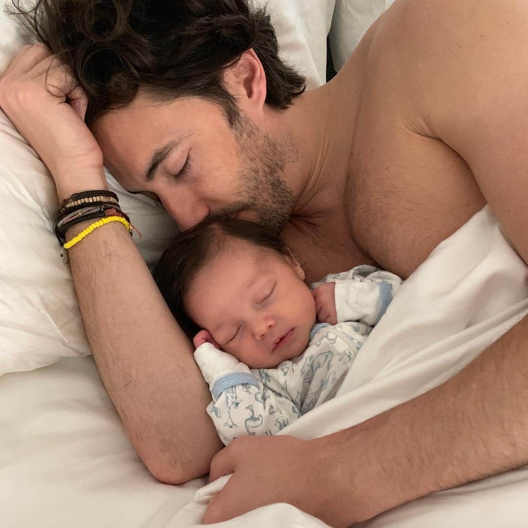 クレア・ホルトのインスタグラム：「I did all the work and birthed his twin SMH」