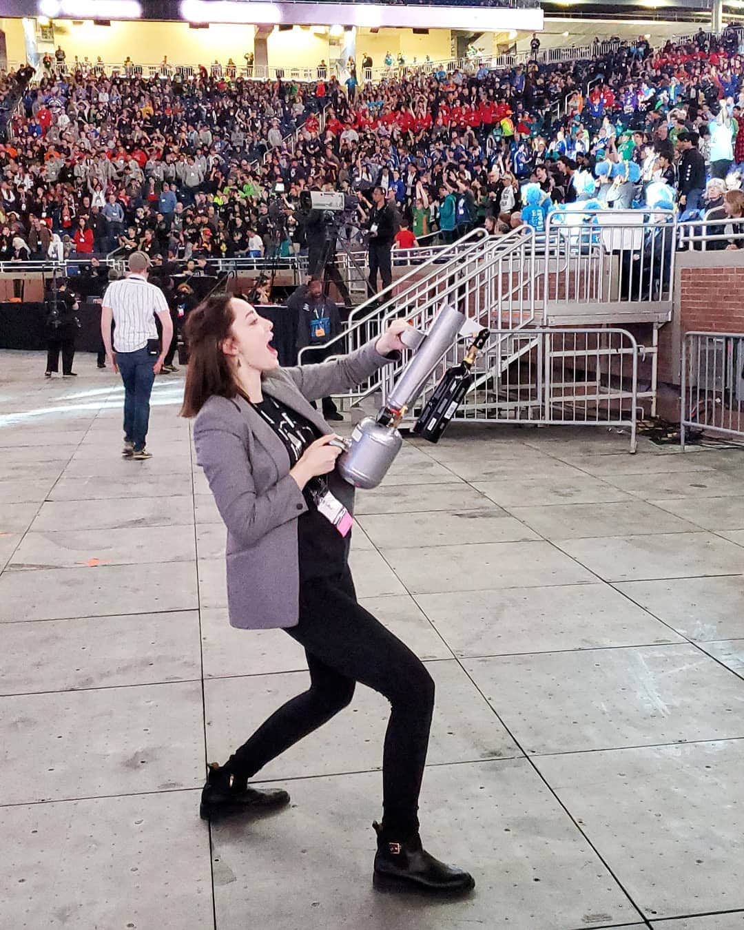 エマ・デュモンのインスタグラム：「Shooting @qualcomm tshirts to our amazing students at the @first_official_ Championship Detroit! Let's go bots!! 💙❤💙 #OMGrobots #FIRSTinspires」