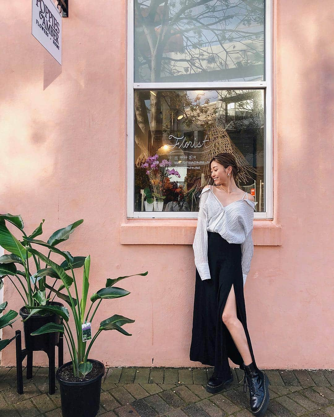 岩崎志保さんのインスタグラム写真 - (岩崎志保Instagram)「🌿💐🍃💕 . tops ... @emoda_official skirt ... @americanapparel boots ... @drmartensofficial  メンズライクなファッションやスポーツミックスが基本多いしカジュアルダウンさせるのが好きだけど、自分が女の子だという事を忘れない為にもこういうスタイルも着るよ、たまーにね。笑  #sydney #manly #manlybeach #emoda #americanapparel #drmartens #rubi #cottonon #fashion #shihosstlye🦄」4月28日 7時19分 - shihoiwazaki