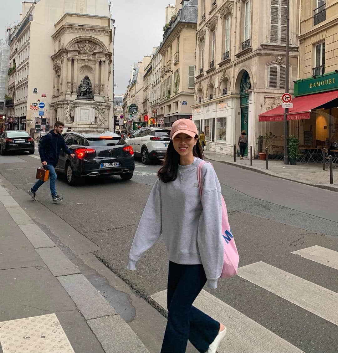 カン・ヘヨンさんのインスタグラム写真 - (カン・ヘヨンInstagram)「#paris #france #merci 🇫🇷 꺄아 #메르시 득템〰️ 참새가 방앗간을 그냥 지나칠수 있나요😉💕_ 너무 추워서 예쁜 옷 포기하구 촬영도 잠시 접고 완전 여행을 즐겼어요  이런 여유 한국에서도 흔치 않은데 너무 좋다  파리가 좋다 히히:)) #마레지구 구경하려구 했는데 메르시에만 두시간 보내부렀네😆🤭」4月28日 7時21分 - mangdoo_noona