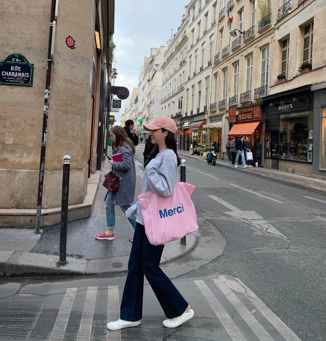 カン・ヘヨンさんのインスタグラム写真 - (カン・ヘヨンInstagram)「#paris #france #merci 🇫🇷 꺄아 #메르시 득템〰️ 참새가 방앗간을 그냥 지나칠수 있나요😉💕_ 너무 추워서 예쁜 옷 포기하구 촬영도 잠시 접고 완전 여행을 즐겼어요  이런 여유 한국에서도 흔치 않은데 너무 좋다  파리가 좋다 히히:)) #마레지구 구경하려구 했는데 메르시에만 두시간 보내부렀네😆🤭」4月28日 7時21分 - mangdoo_noona