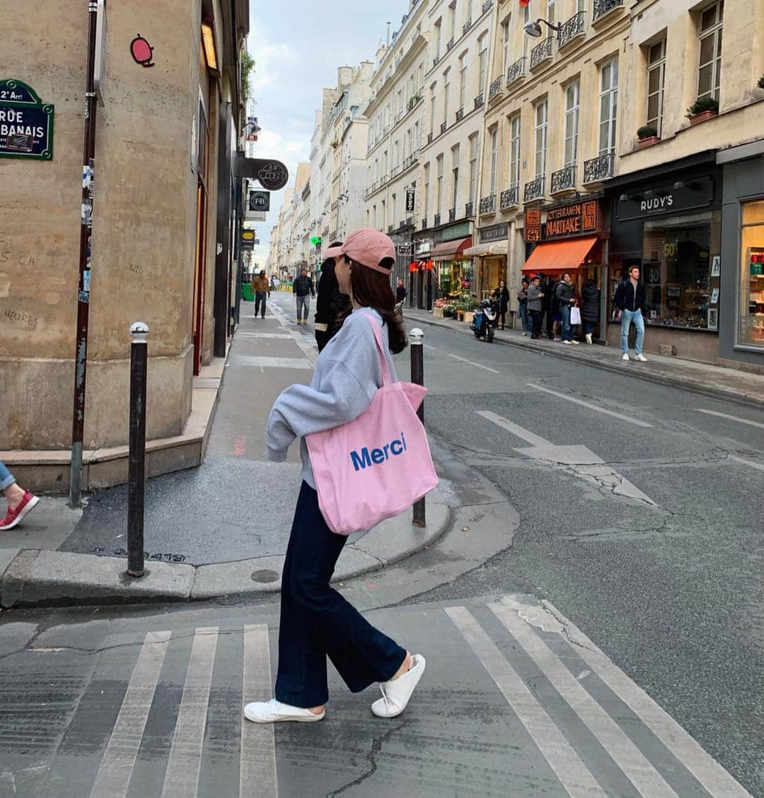 カン・ヘヨンさんのインスタグラム写真 - (カン・ヘヨンInstagram)「#paris #france #merci 🇫🇷 꺄아 #메르시 득템〰️ 참새가 방앗간을 그냥 지나칠수 있나요😉💕_ 너무 추워서 예쁜 옷 포기하구 촬영도 잠시 접고 완전 여행을 즐겼어요  이런 여유 한국에서도 흔치 않은데 너무 좋다  파리가 좋다 히히:)) #마레지구 구경하려구 했는데 메르시에만 두시간 보내부렀네😆🤭」4月28日 7時21分 - mangdoo_noona