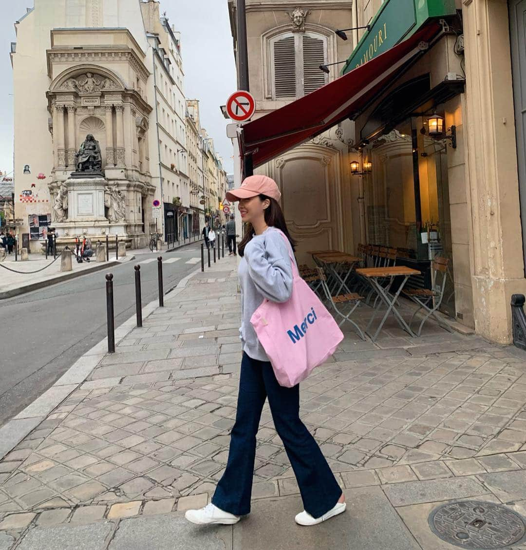 カン・ヘヨンさんのインスタグラム写真 - (カン・ヘヨンInstagram)「#paris #france #merci 🇫🇷 꺄아 #메르시 득템〰️ 참새가 방앗간을 그냥 지나칠수 있나요😉💕_ 너무 추워서 예쁜 옷 포기하구 촬영도 잠시 접고 완전 여행을 즐겼어요  이런 여유 한국에서도 흔치 않은데 너무 좋다  파리가 좋다 히히:)) #마레지구 구경하려구 했는데 메르시에만 두시간 보내부렀네😆🤭」4月28日 7時21分 - mangdoo_noona