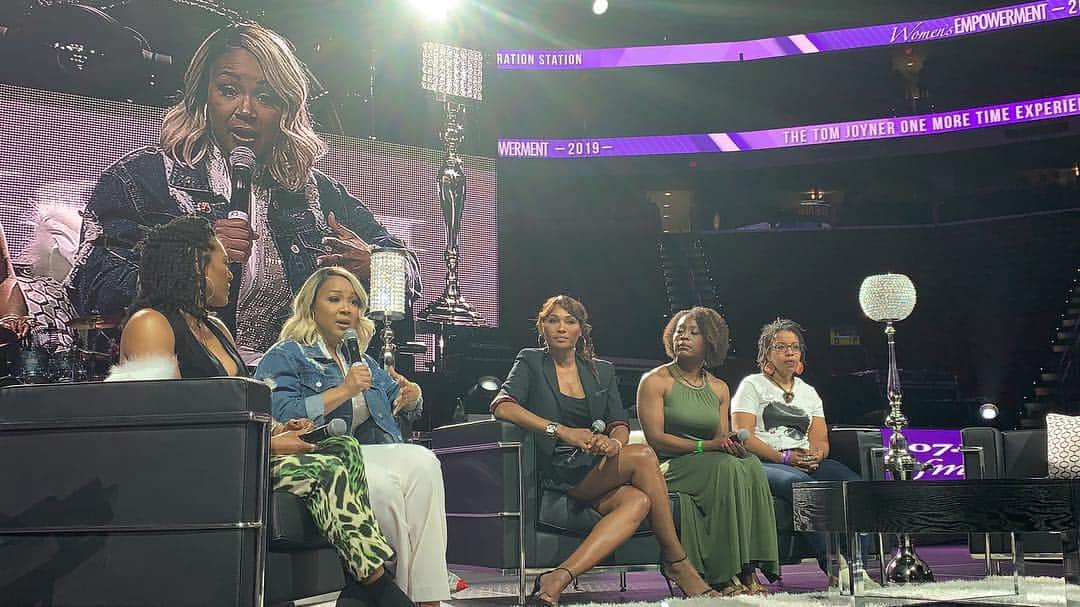 エリカ・キャンベルさんのインスタグラム写真 - (エリカ・キャンベルInstagram)「Had a great time sharing the stage with these beautiful women. . . . #Panelvibes #ECspeaks #EricaCampbell #WE2019 @thelightnc」4月28日 7時24分 - imericacampbell