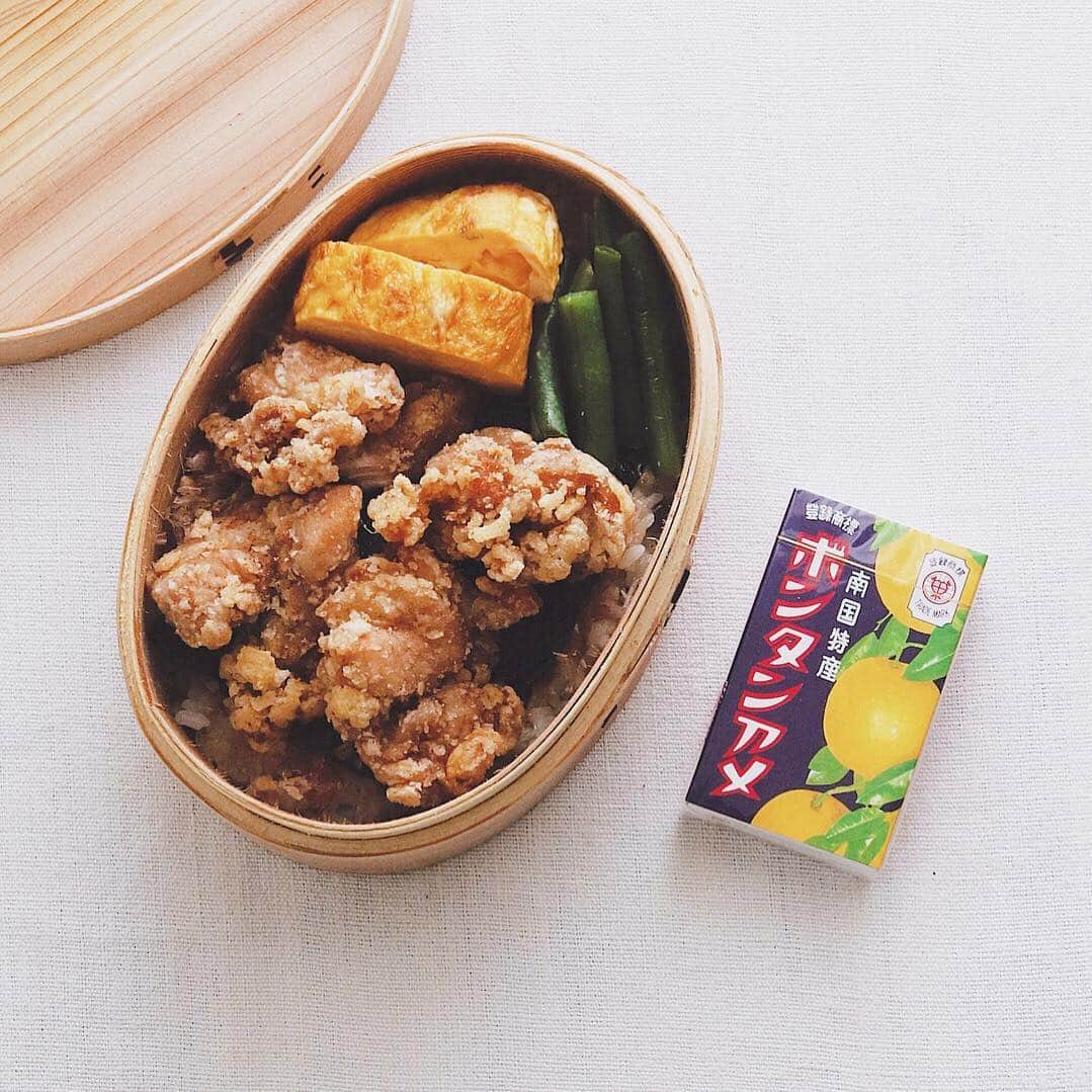 のインスタグラム：「Karaage Bento . 唐揚げ弁当を持って ちょいっとお出かけ。 ボンタンアメ付けて。 . 下のごはんの上には おかかたっぷりかけ、 海苔を敷き、唐揚げ、 玉子焼き、いんげん。 . . #唐揚げ弁当 #のり弁 #弁当 #地味弁 #ボンタンアメ #bento」